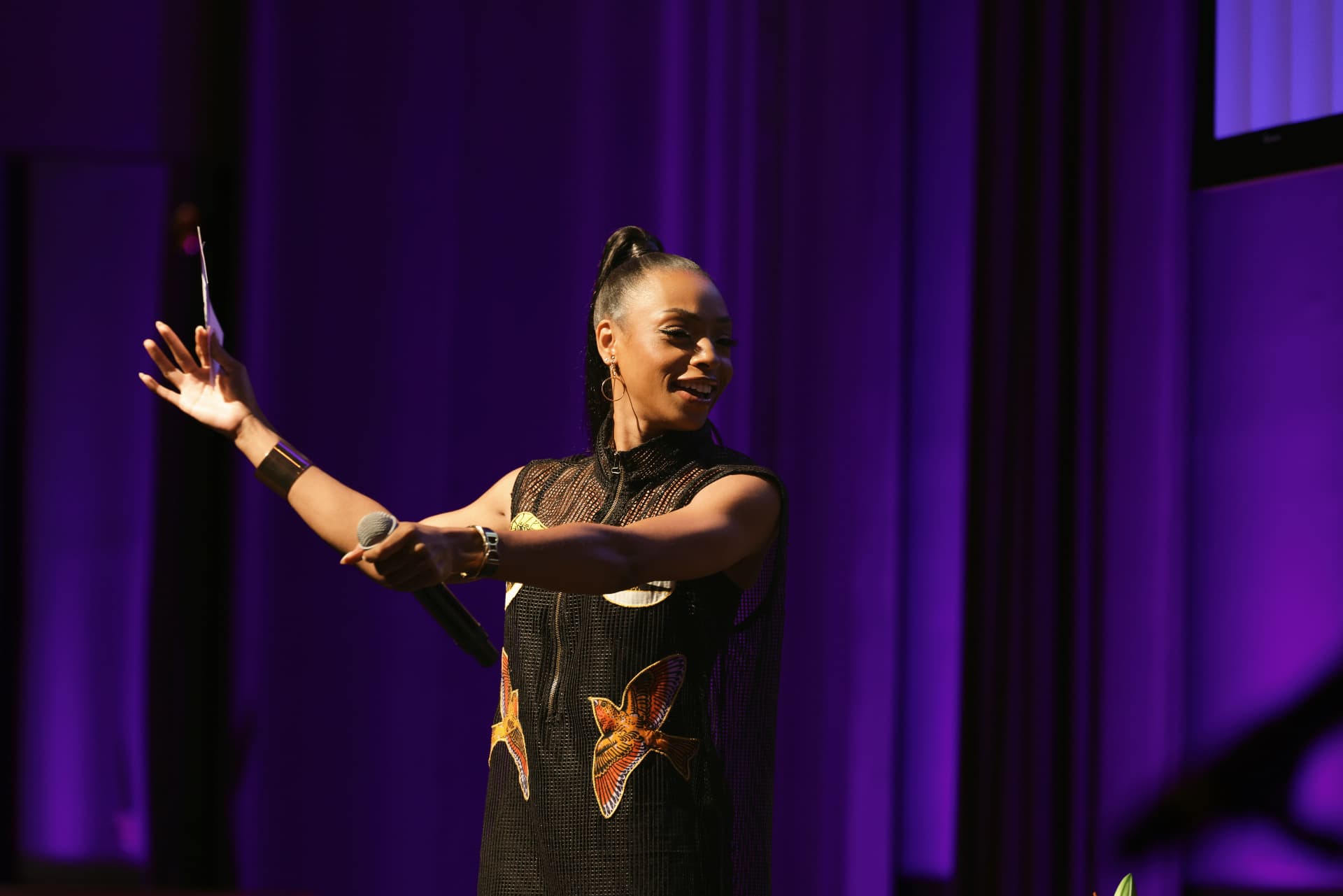 Jamila Mustafa hosting on the ViewerCon mainstage